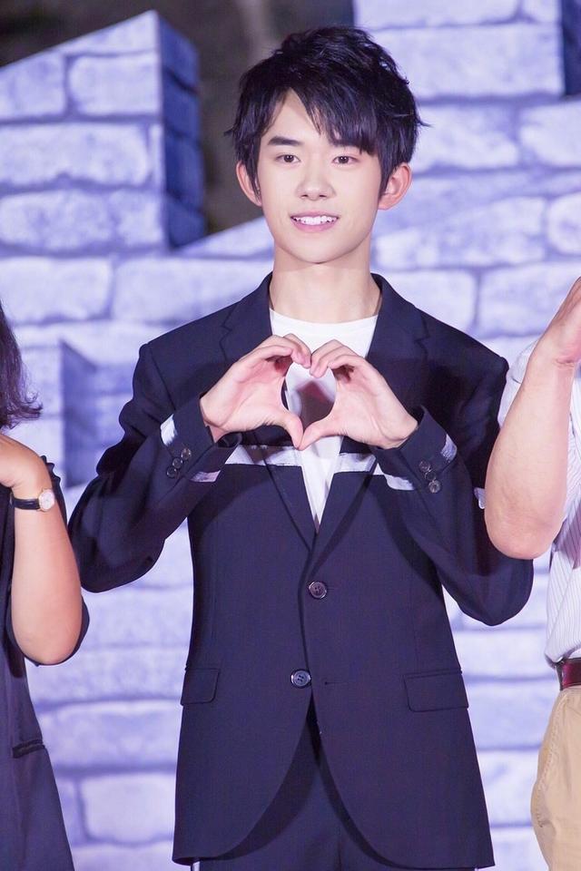 易烊千玺获保护长城形象大使，西装革履少年大器必成