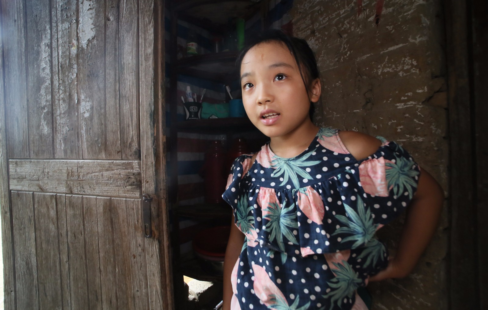 大山里九岁女孩,照顾智残母亲重病妹妹