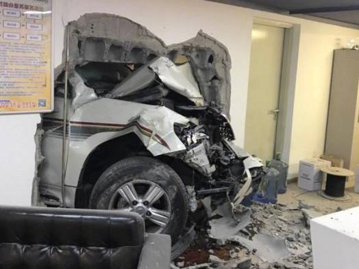 停车场1个大洞，洞里卡台汉兰达，全因女司机干蠢事