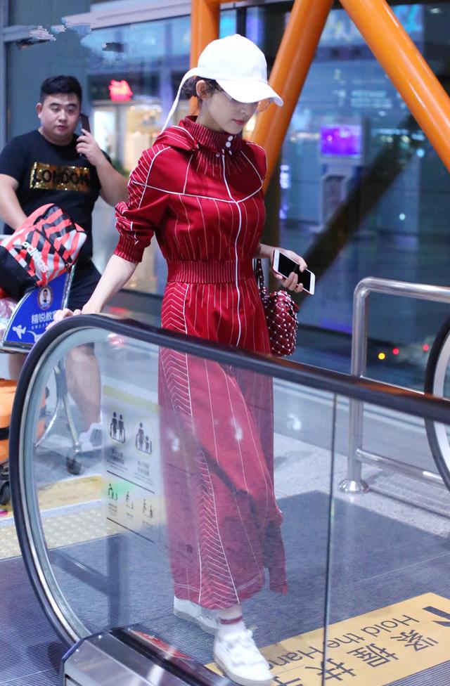娜扎机场红裙show，由黑转红，原来只需这一招