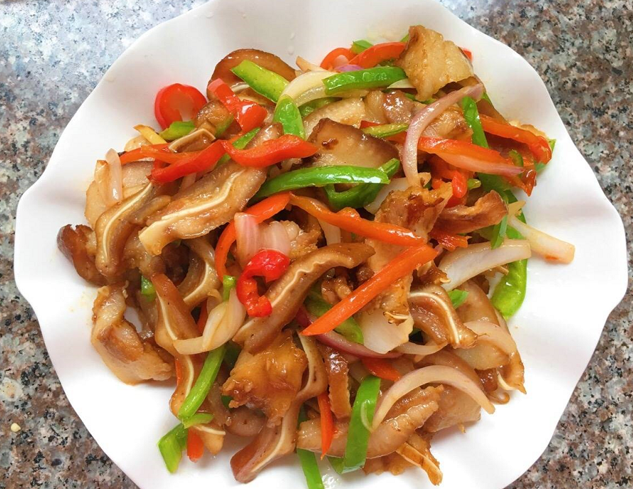 尖椒炒猪耳朵再来2碗米饭都不够口感爽脆太好吃