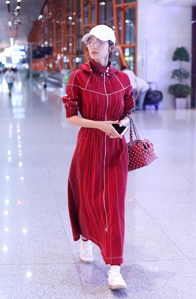 娜扎机场红裙show，由黑转红，原来只需这一招