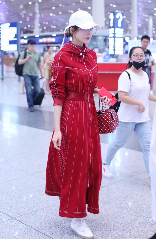 娜扎机场红裙show，由黑转红，原来只需这一招