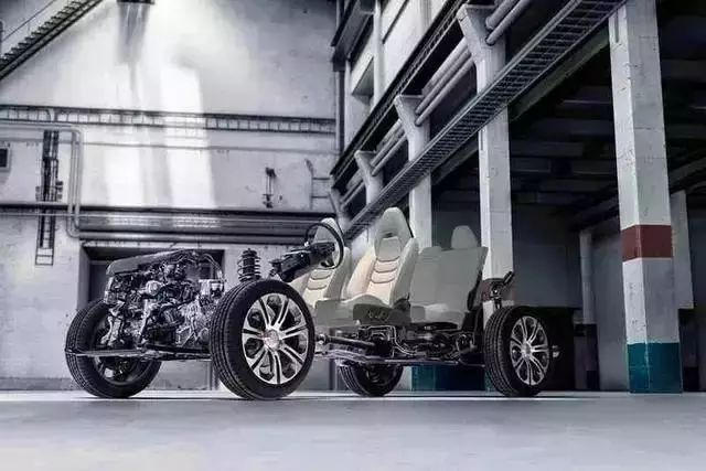 国庆开这看起来几十万的车回家，隔壁丈母娘都把你夸