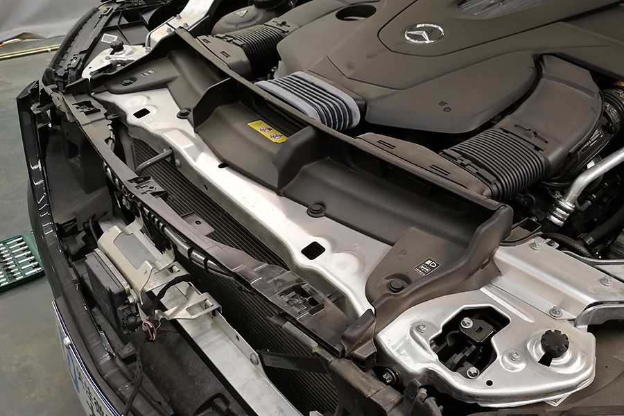 此外,我们发现奔驰e级水箱架是全铝合金的,主要目的也是出于减重考虑