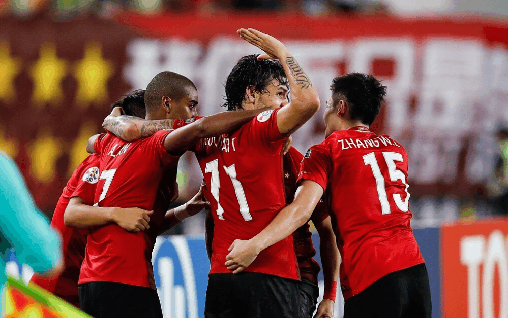 恒大对上港的比赛真被操控?裁判有两处重大误