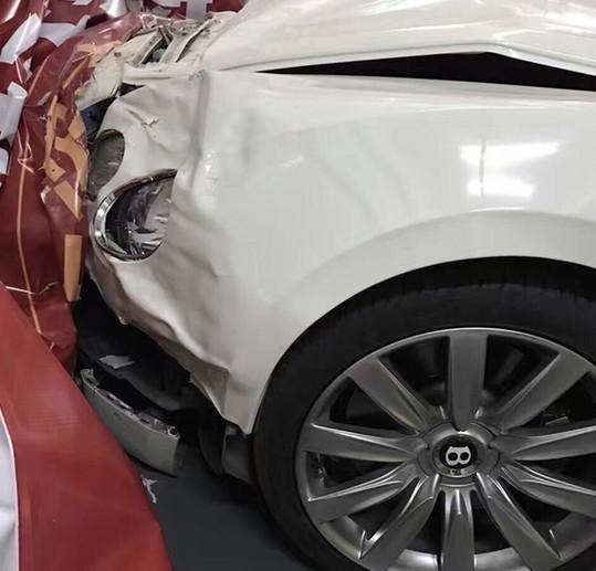 停车场1个大洞，洞里卡台汉兰达，全因女司机干蠢事