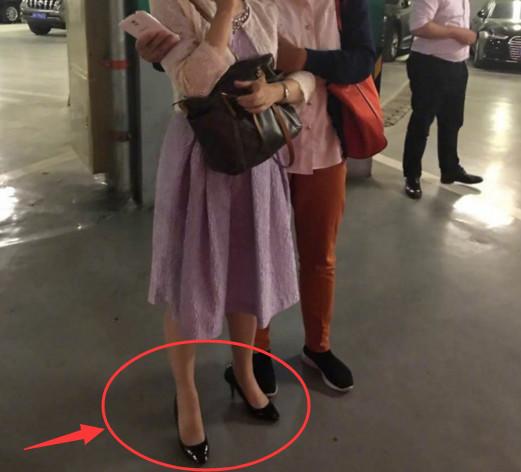 停车场1个大洞，洞里卡台汉兰达，全因女司机干蠢事