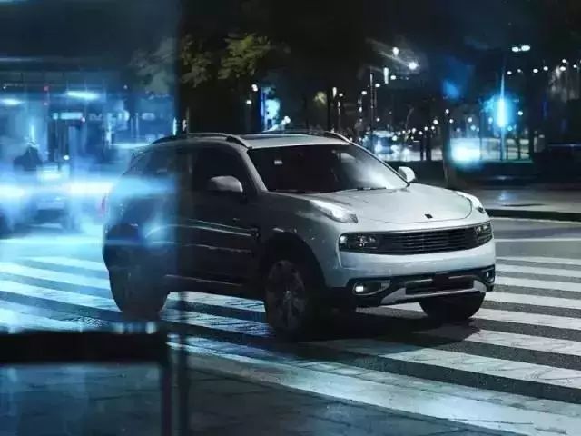 国庆开这看起来几十万的车回家，隔壁丈母娘都把你夸