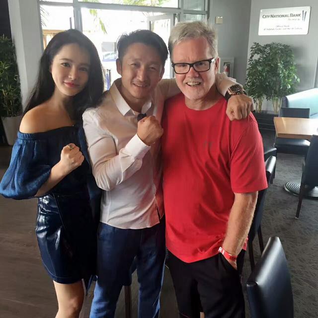 邹市明娇妻和霍利菲尔德合影,获赞全球最美拳击太太