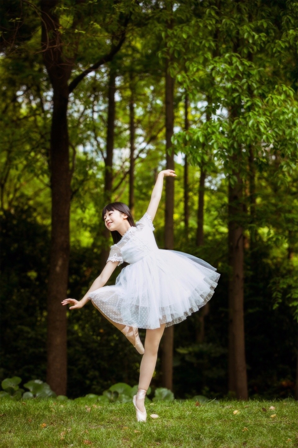 美丽的芭蕾女孩们踮起脚尖就更靠近阳光