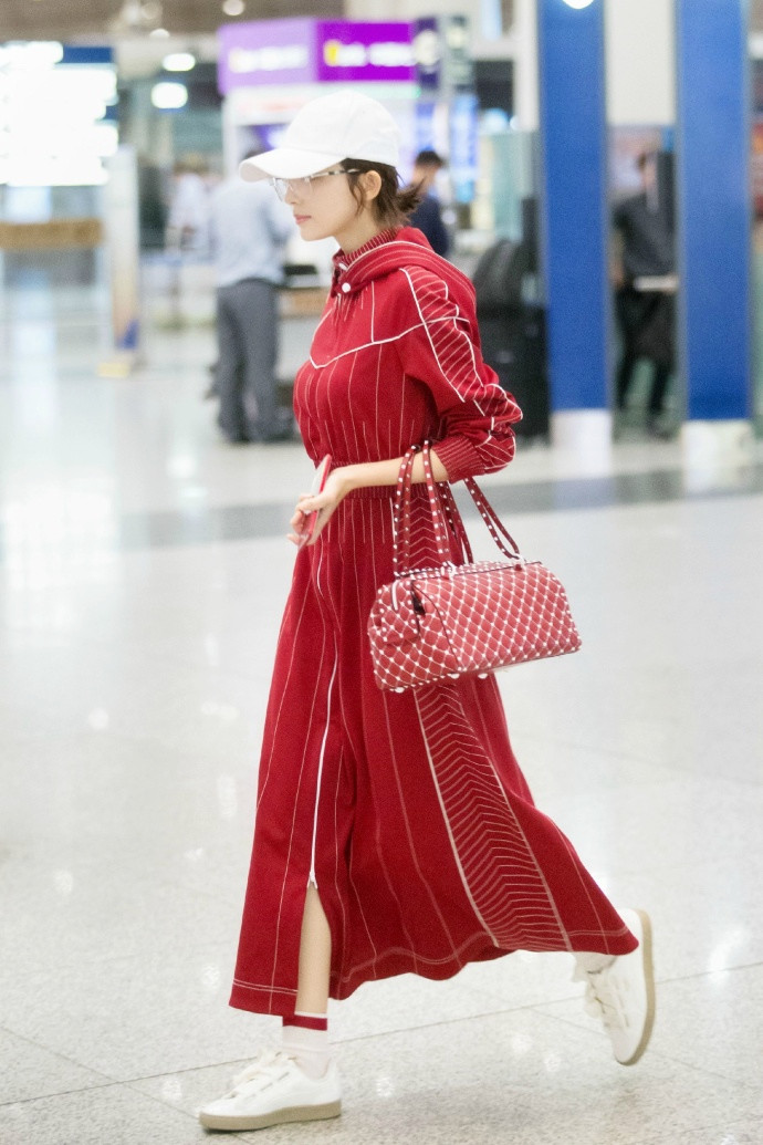 古力娜扎现身机场,红包搭配红连衣裙"红"遍全身