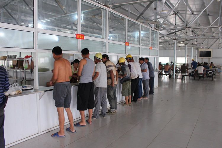 民工食堂一份排骨加两个馒头才花费9元, 太实惠了!