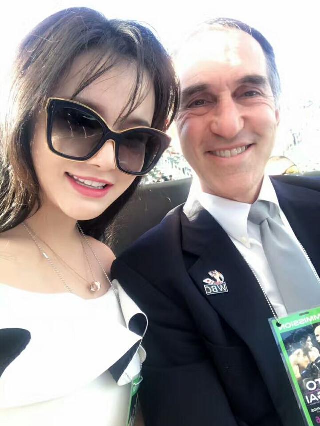 邹市明娇妻和霍利菲尔德合影,获赞全球最美拳击太太