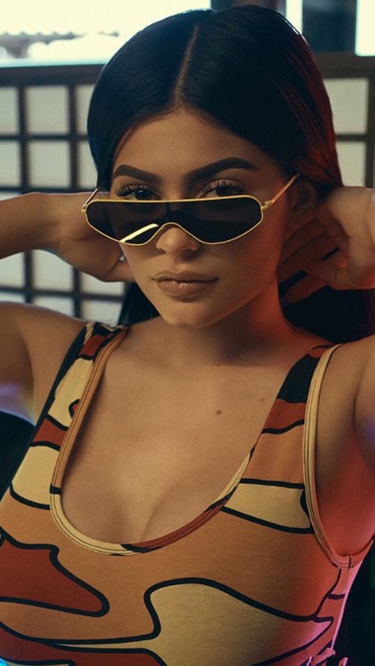 金小妹凯莉詹娜为自己代言也是蛮拼,胸怀宽广