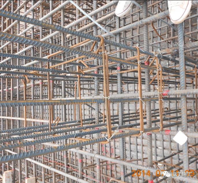 (详细)在承台柱子筋固定时,先用吊锤描出柱边框线,然后再用箍筋固定