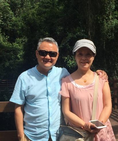 53岁"贾宝玉"和妻子近照,儿子出生3个月不幸夭折