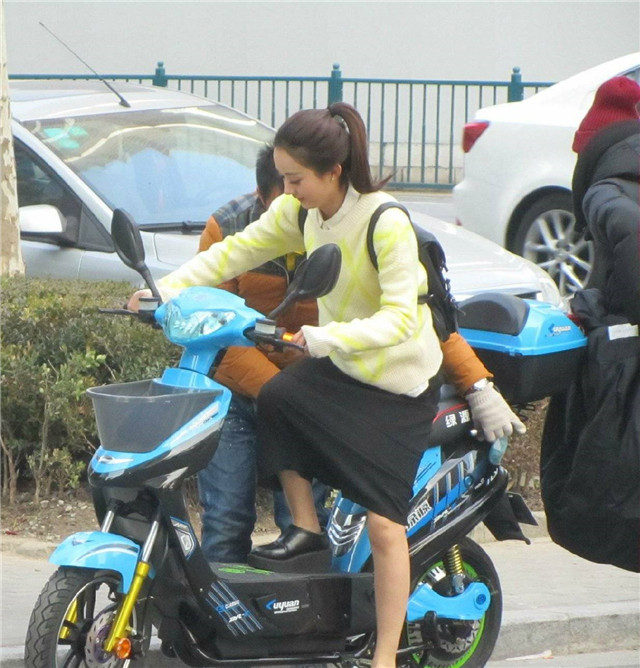 赵丽颖身价4亿穿80块衣服,出行不开车仅电动车!