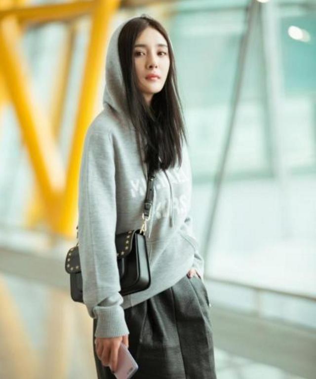 杨幂笑傲纽约时装周,迪丽热巴惊艳米兰时装周