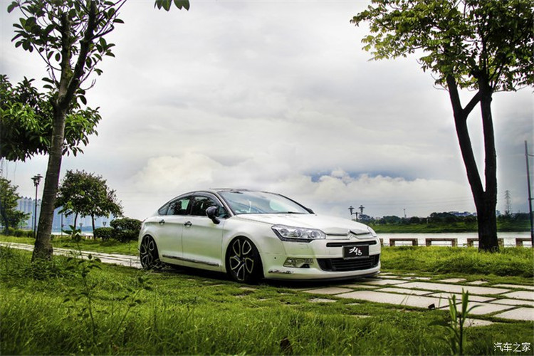 奢侈典雅的移动行宫 雪铁龙c5改装