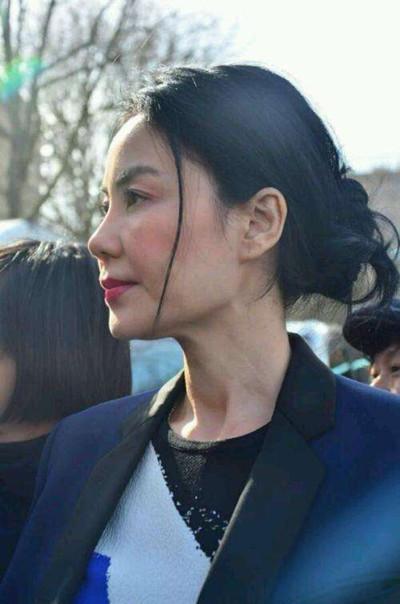 王菲现街头捞金,网友:谢霆锋缺失的母爱这下找到了