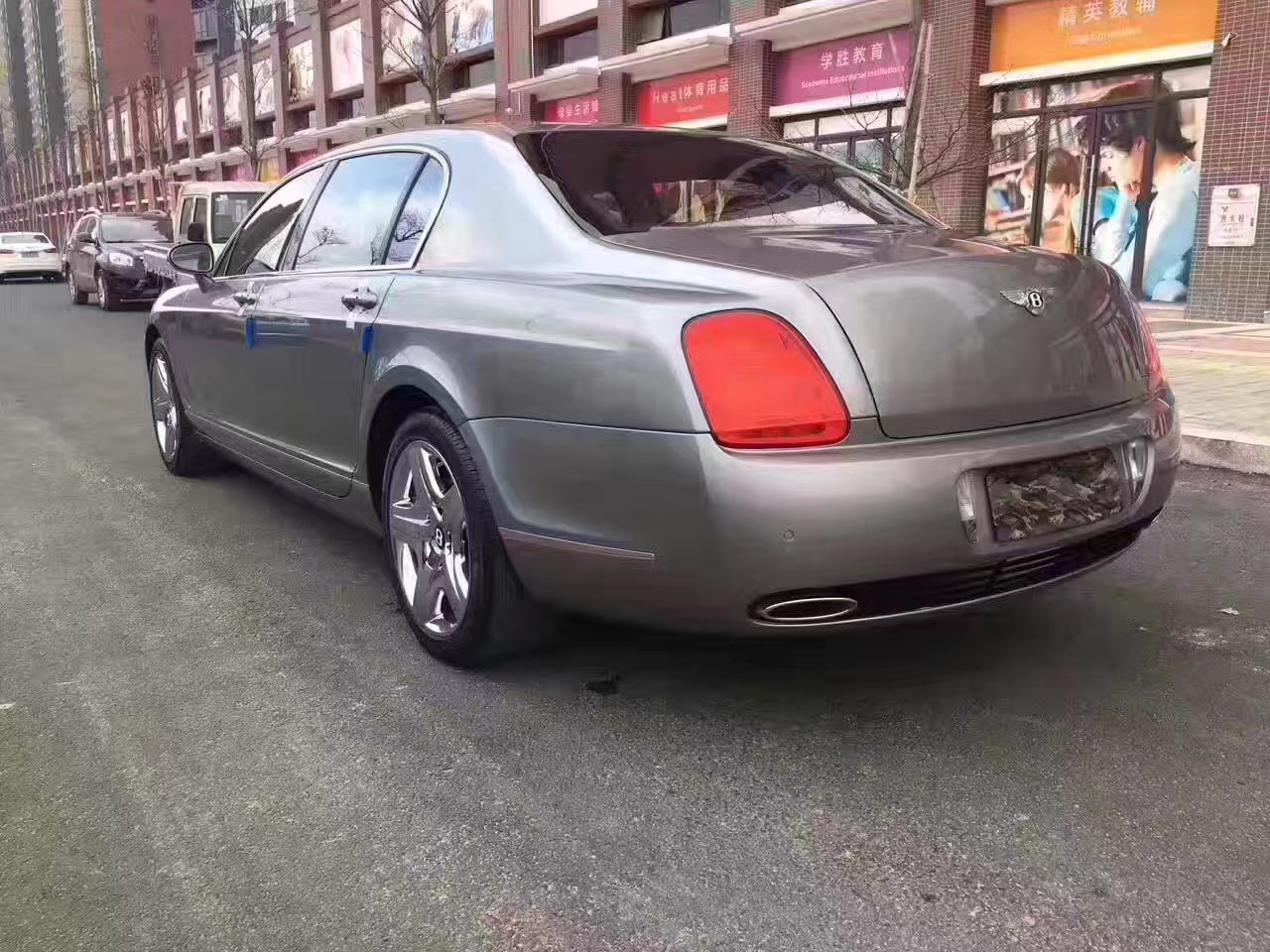 拆迁款买下30万的宾利飞驰,秒变万人迷!