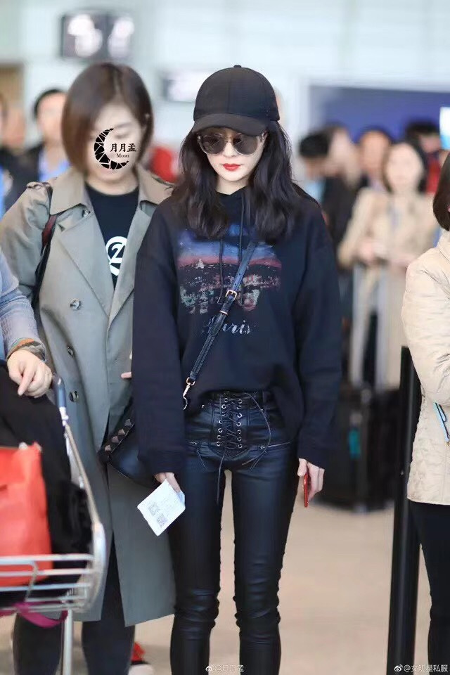 杨幂机场早秋时髦搭 巴黎世家连帽卫衣配破洞牛仔裤