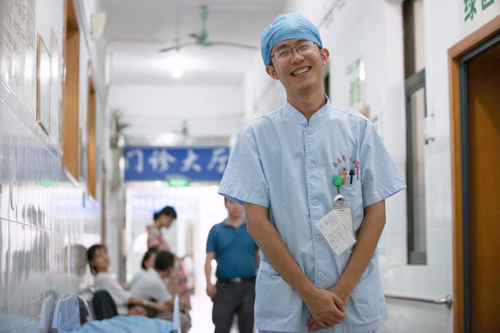 急诊科的男护士 曾给女患者留置尿管遭拒