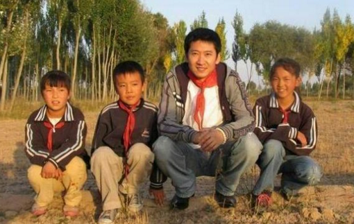 不要再黑周杰了,13年前他就捐建一座希望小学