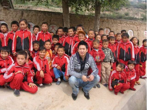 不要再黑周杰了,13年前他就捐建一座希望小学