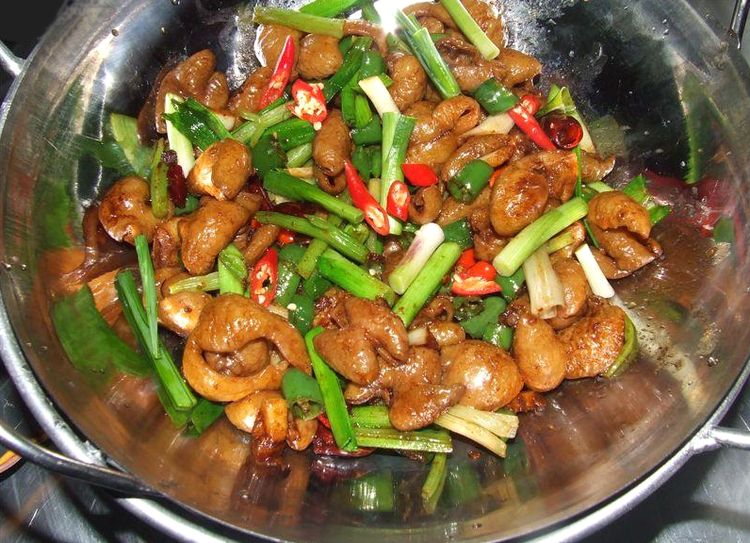 干锅肥肠这样做不仅异味全无,而且味道特别香!
