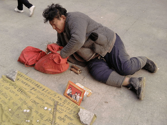 70岁传奇乞丐 独自抚养8个弃儿 乞讨有尊严多了不要