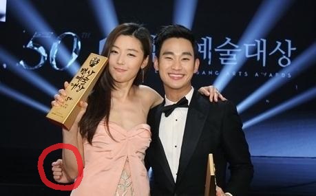 盘点娱乐圈里的最佳"绅士手"大家的注意力在第5张