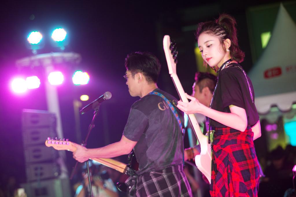 古力娜扎在喜剧电影《缝纫机乐队》中饰演贝斯手丁建国,在电影开拍前