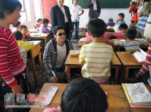不要再黑周杰了,13年前他就捐建一座希望小学