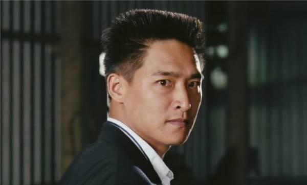 吕良伟饰演的陈志超是一个比雷洛还要厉害的人物,当年香港四大家族