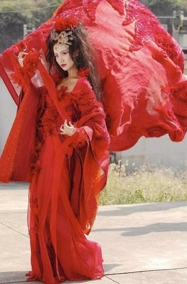 在古装奇幻剧《仙剑奇侠传三》中客串出演妖娆美艳的火鬼王.