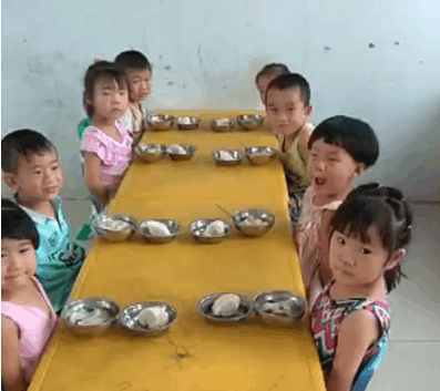 交那么贵学费,看女儿在幼儿园午餐, 真是心在滴