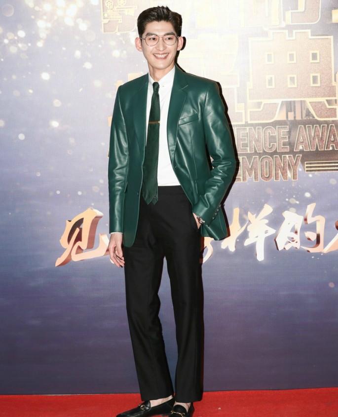 张翰穿着绿色西装出席活动,感觉好精致!