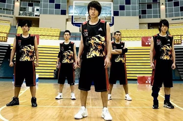 大前锋:元大鹰控卫:杜飞小前锋:东方翔分卫:无极尊中锋:残亢龙不悔