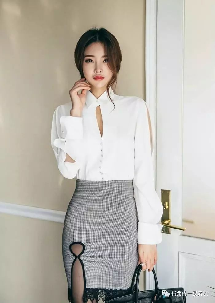 职场上的时尚美女白色衬衫搭着灰色条纹包臀裙,别样的风格穿搭犹如