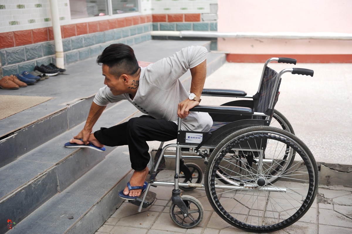 有一位双腿残疾的27岁小伙子,凭着对生活的热爱和自强不息的精神,签约