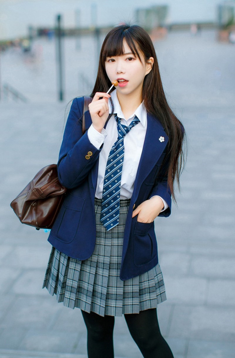 校园学生装清纯美女棒棒糖很甜