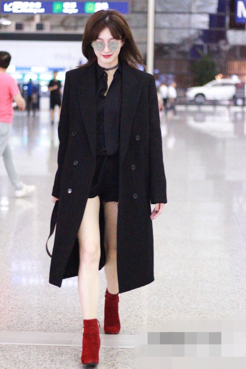江疏影一身黑色风衣配短靴很酷,蔡依林也很时尚!