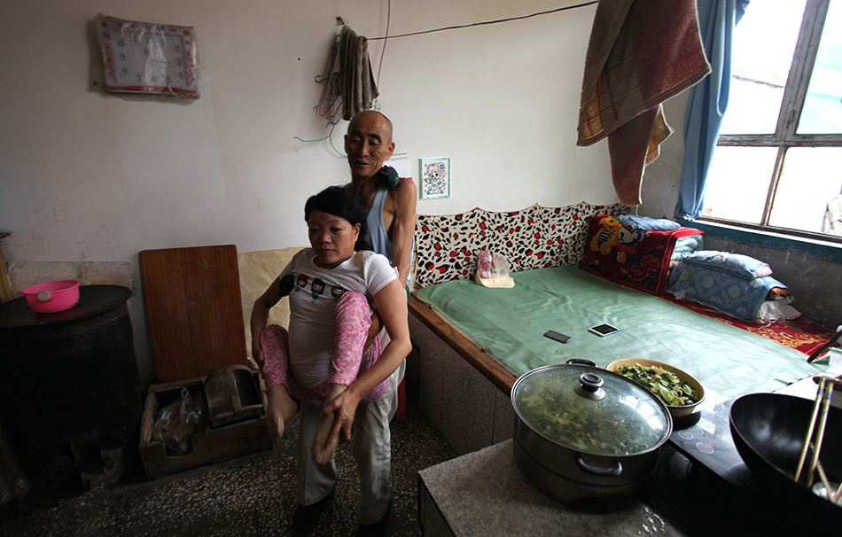 六旬老汉娶"婴儿妻",年龄相差二十岁,网友发怒啦