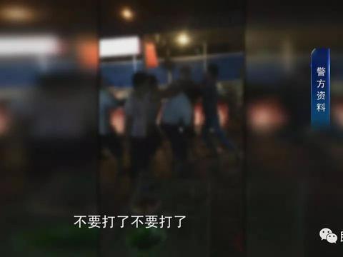 石家庄街头一男子持菜刀砍人 原因好奇葩|男子|石家庄|菜刀|砍人|奇葩_新浪新闻