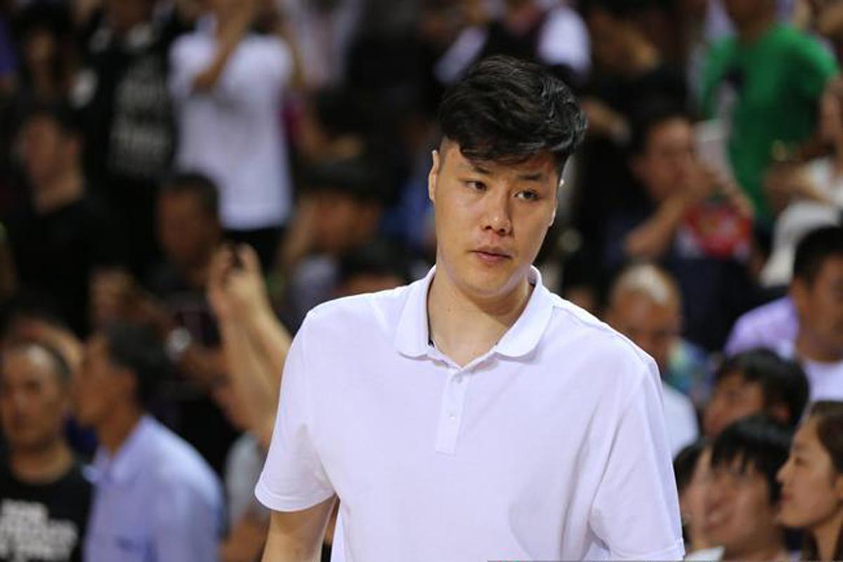 去年在郭艾伦的生日上,贺天举不慎受伤后被确认为左膝膑骨骨折,只打了