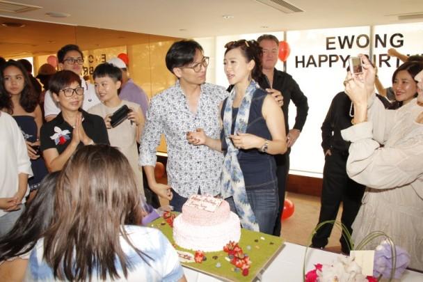 带女儿从台湾来港为老婆开神秘派对,并请来一班艺人好友陈浩民,刘玉婷