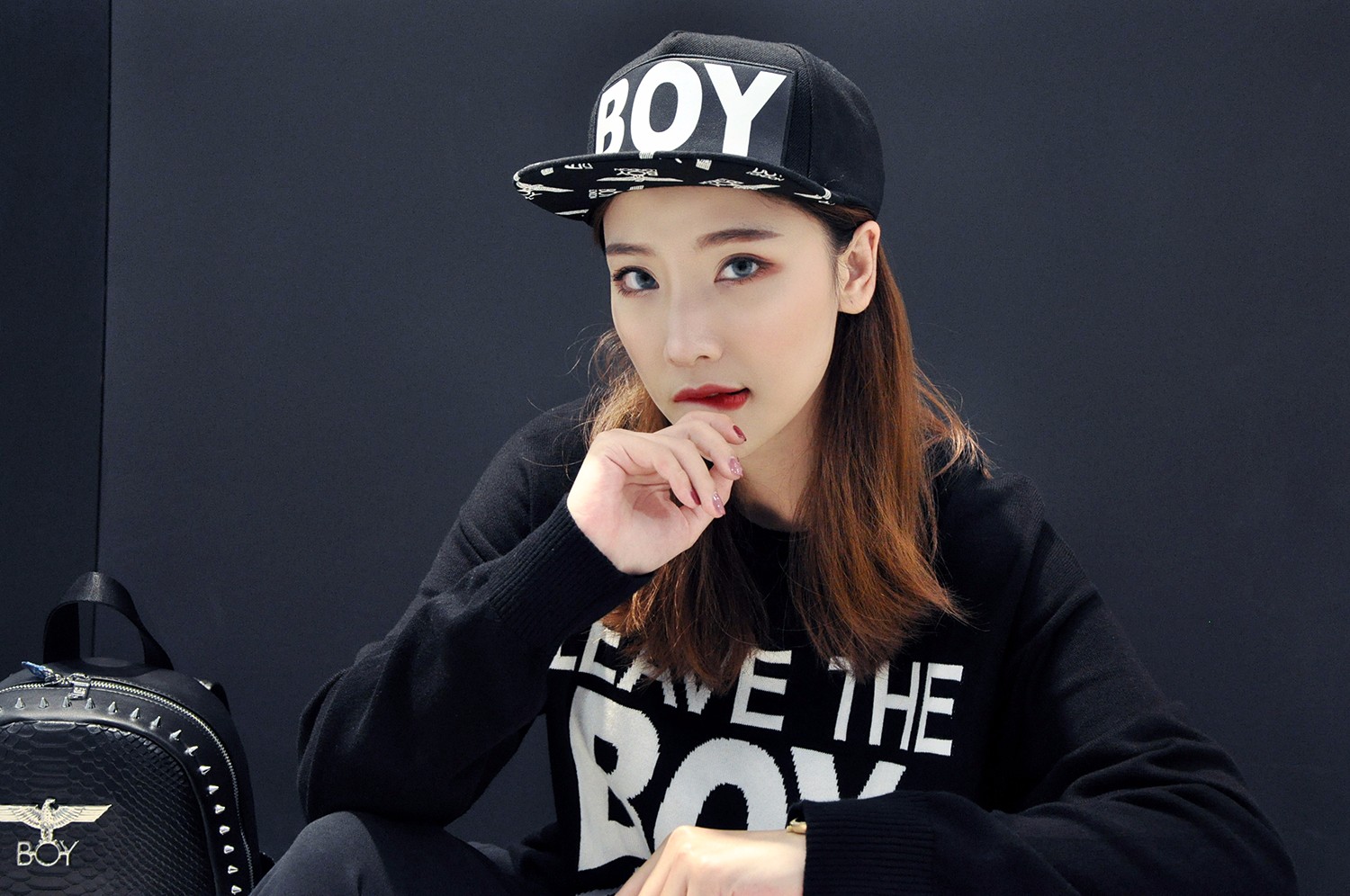 嘻哈美女时尚街拍全身潮牌行头演绎重庆街头时尚