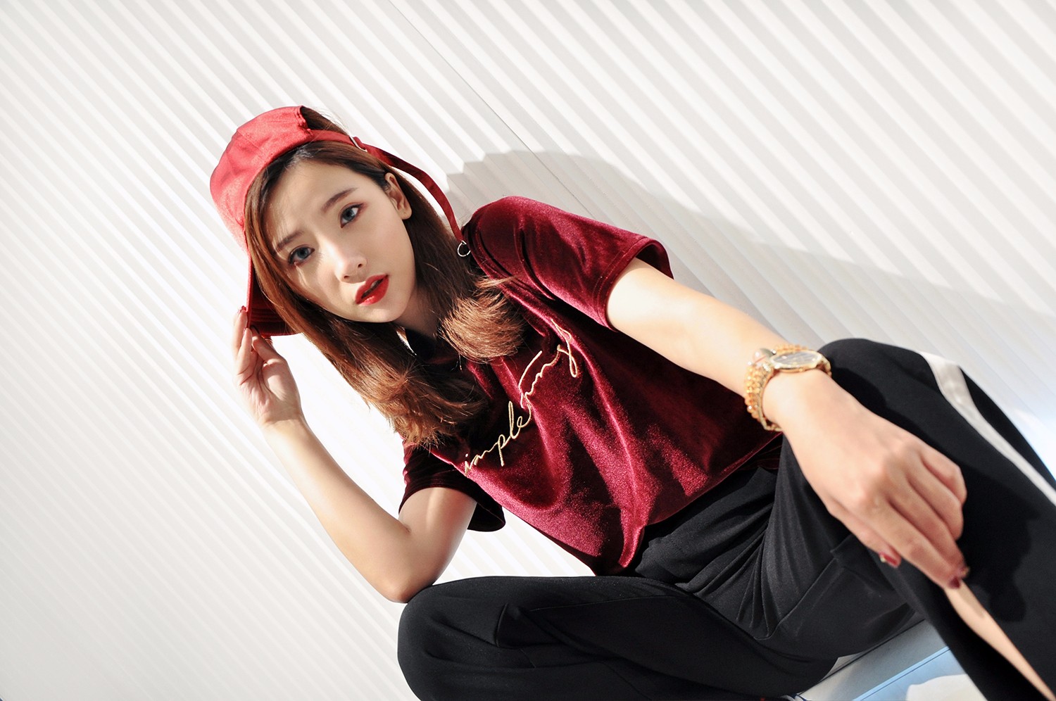 嘻哈美女时尚街拍全身潮牌行头演绎重庆街头时尚